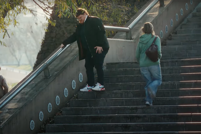 Nike is celebrating the pain felt by marathon runners the day after the big race with a humorous ad that shows that "Winning isn't comfortable".